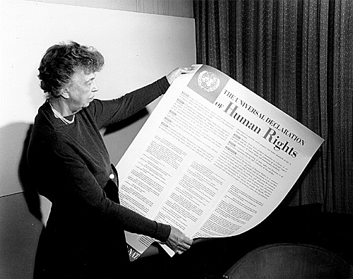 Eleanor Roosevelt regardant la déclaration universelle des droits humains comme son plus grans accomplissement.