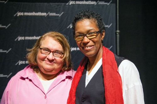 Sharon Salzberg (à gauche) et la Rév. Angel Kyodo Williams (à droite). Cette exploration des relations entre pratique spirituelle et activisme politique s’est tenue au Centre de la Communauté Juive de Manhattan. Cet évènement a été sponsorisé par l’Institut Garrison. 